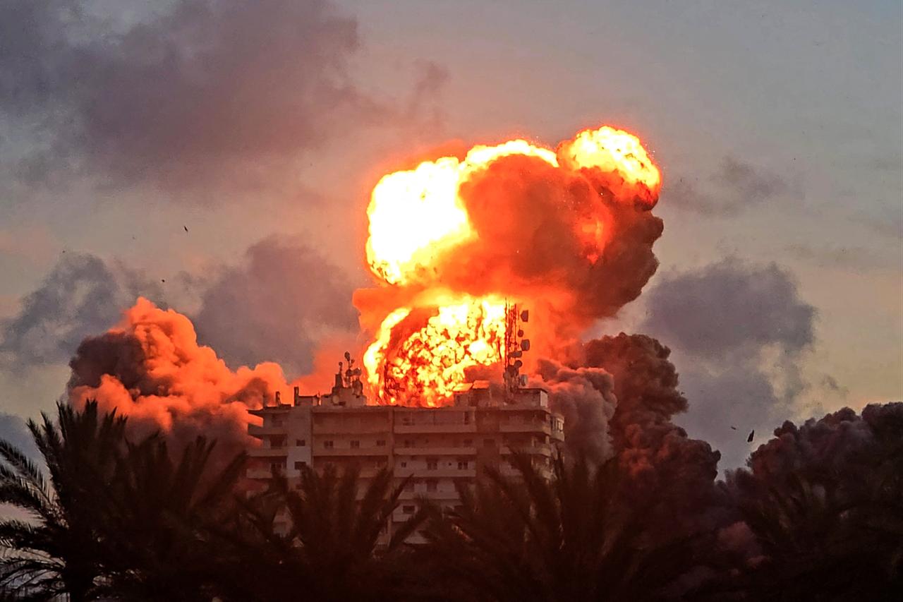A fireball erupts from a building following an Israeli strike in Tyre, southern Lebanon, May 28, 2026. (AFP Photo)