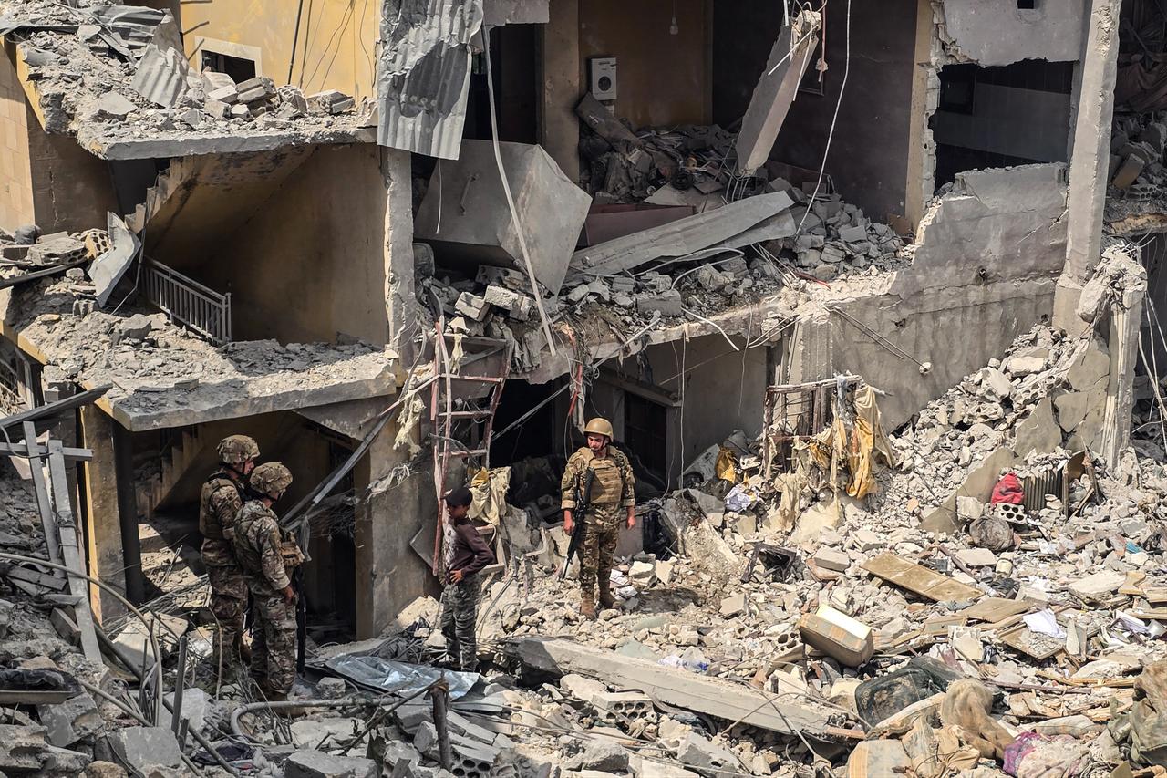 Lebanese soldiers stand amid the rubble of a residential building hit the previous day by an Israeli strike near the southern town of Burj al-Shamali, on the outskirts of Tyre, May 27, 2026. (AFP Photo)
