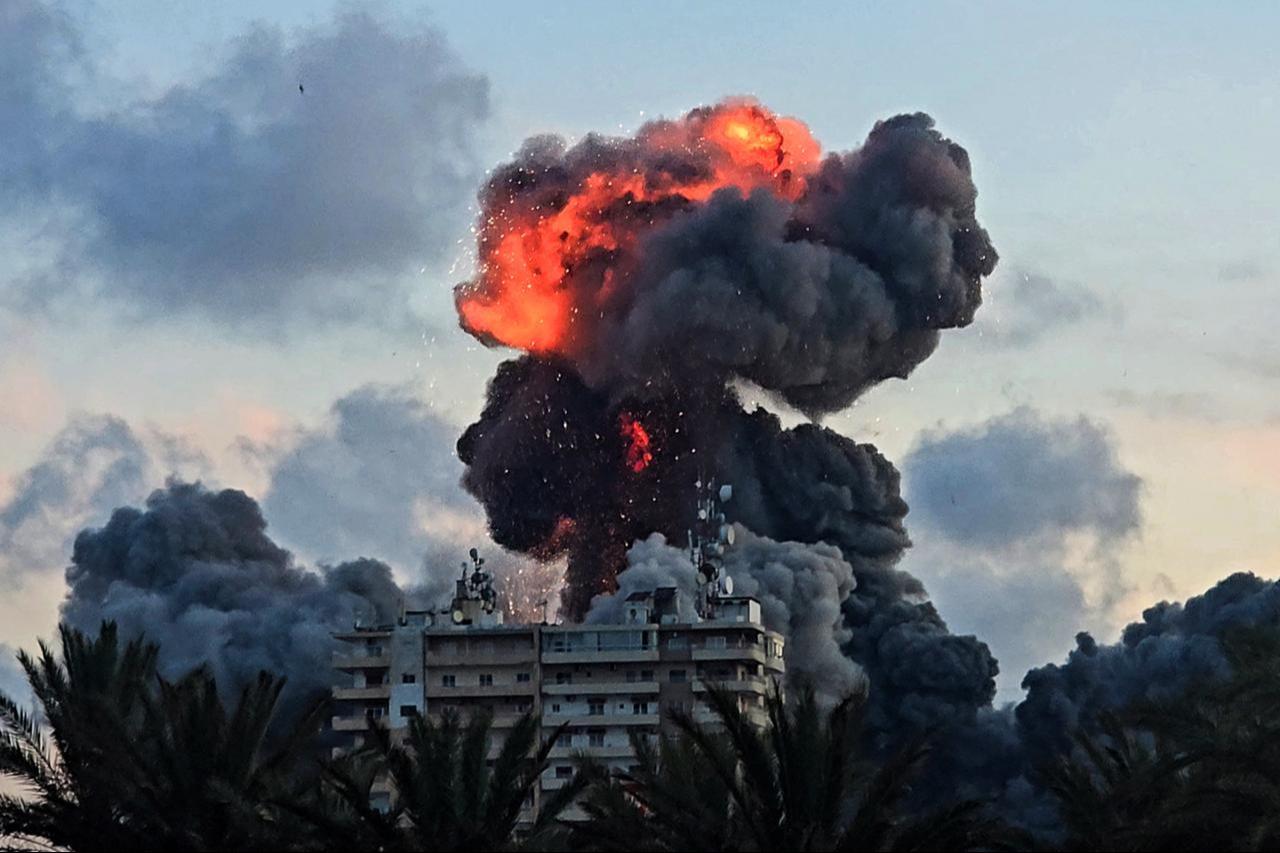 A fireball and smoke erupt from a building following an Israeli strike in Tyre, southern Lebanon, May 28, 2026. (AFP Photo)