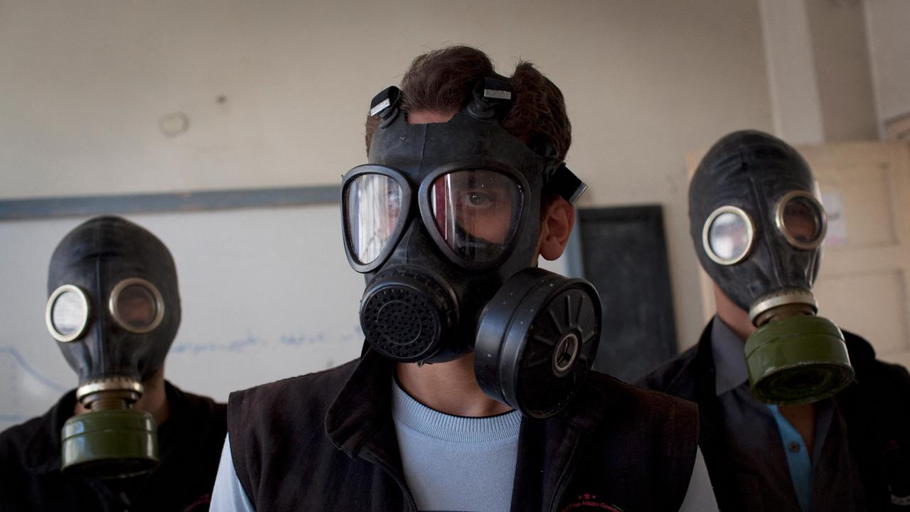 Volunteers wear gas masks during a class on how to respond to a chemical attack, in the northern Syrian city of Aleppo on September 15, 2013. (AFP Photo)