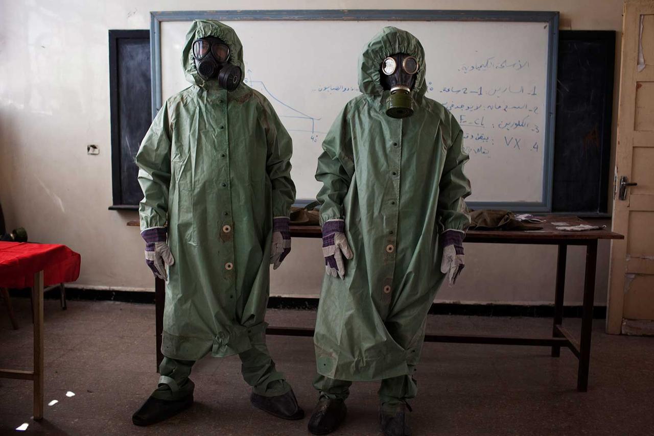 Volunteers wear protective gear during a class on how to respond to a chemical attack in the northern Syrian city of Aleppo on Sept. 15, 2013. (AFP Photo)