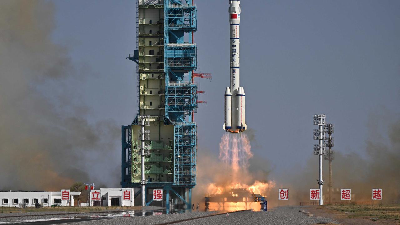 A Long March-2F carrier rocket, carrying the Shenzhou-20 spacecraft, lifts off from the Jiuquan Satellite Launch Center in the Gobi desert, in northwest China, April 24, 2025. (AFP Photo)