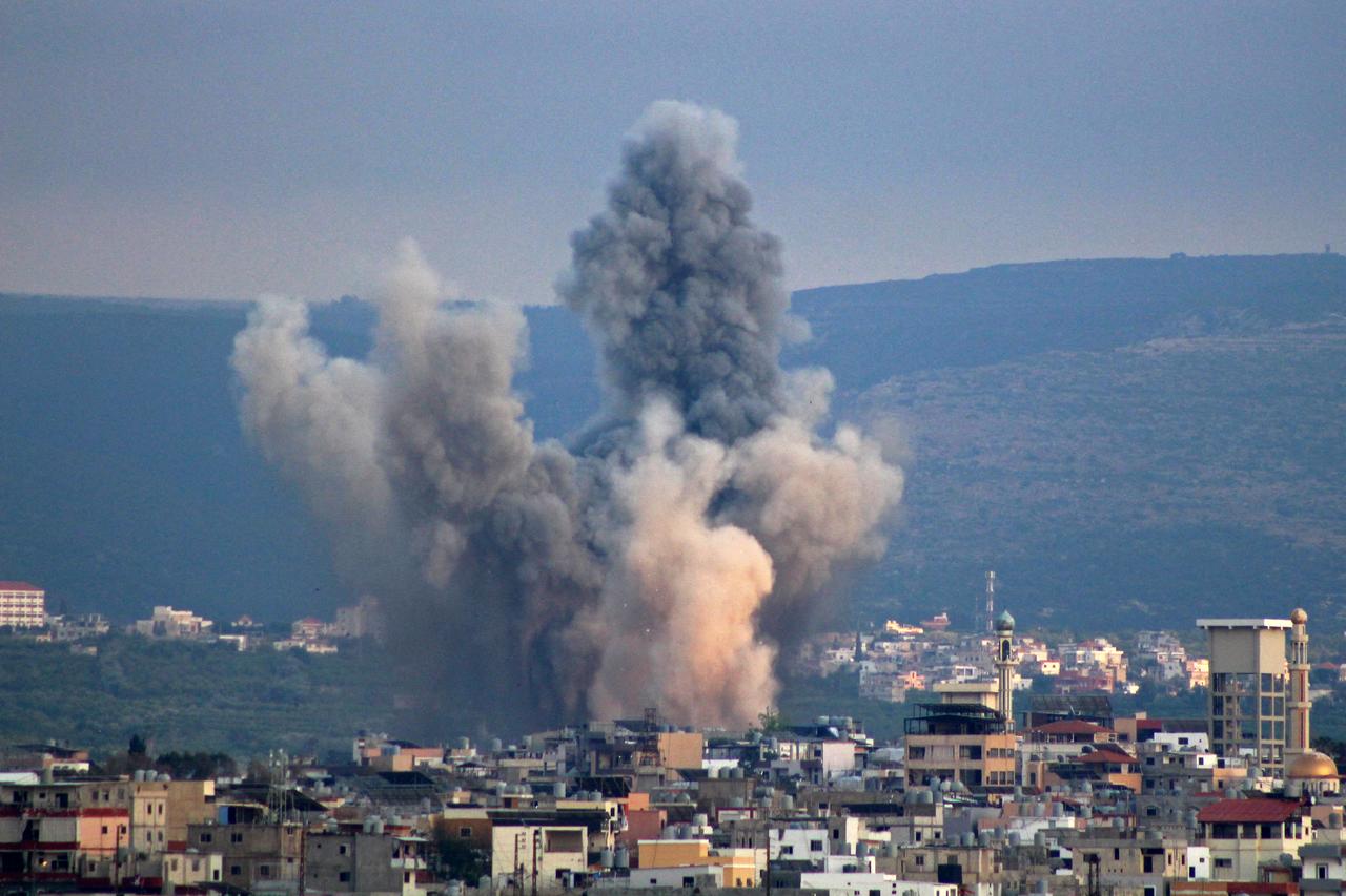 Smoke rises from the site of an Israeli strike near the southern Lebanese city of Tyre, May 27, 2026. (AFP Photo)