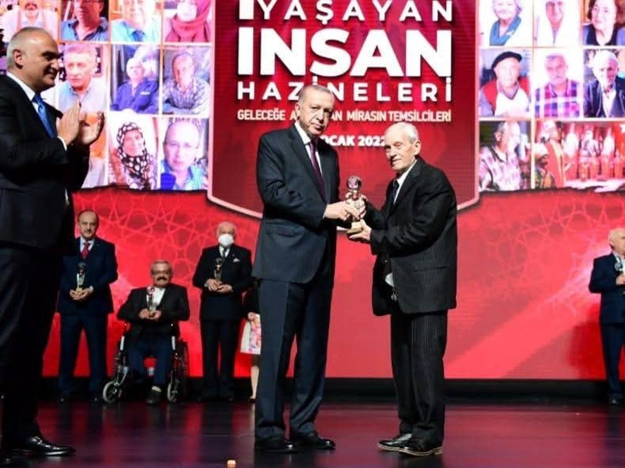 Awarded by President Recep Tayyip Erdogan for his contributions to traditional arts, Arac earned national and international recognition, helping bring Bergama’s cultural heritage to global attention. (IHA Photo)