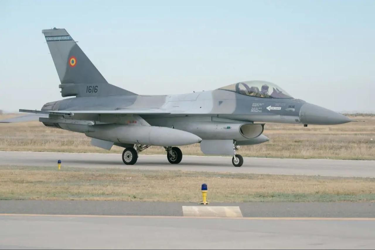 An F-16 fighter jet lands at the 86th Romanian Military Airbase in Fetesti, Romania, Nov. 13, 2023. (AFP Photo)