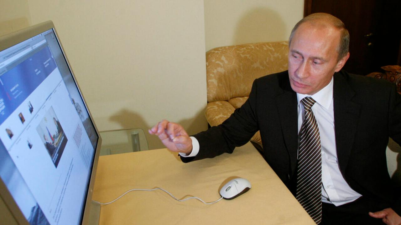 Russian leader Vladimir Putin examines his new official website in Moscow on October 31, 2008. (AFP Photo)