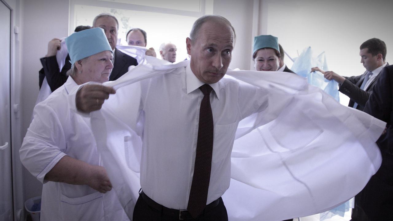Russian Prime Minister Vladimir Putin puts on a white laboratory coat at a hospital during a visit to the capital of Georgia's breakaway Abkhazia region, Sukhumi, Aug. 12, 2009. (AFP Photo)