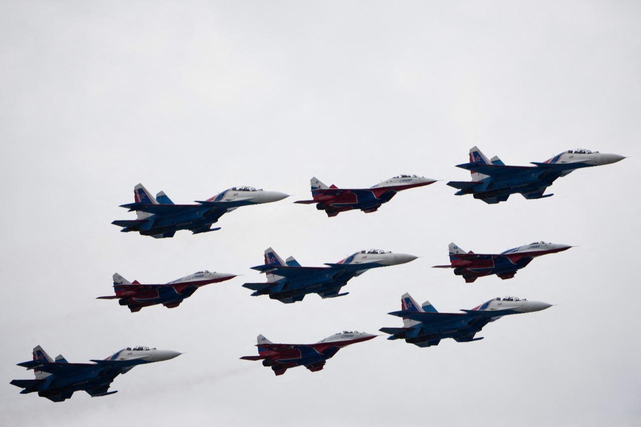 Russia's MiG-29 jet fighters of the Strizhi (Swifts) and Su-30SM jet fighters of the Russkiye Vityazi (Russian Knights) aerobatic teams fly in formation over central Moscow during the Victory Day military parade on May 9, 2026. (AFP Photo)