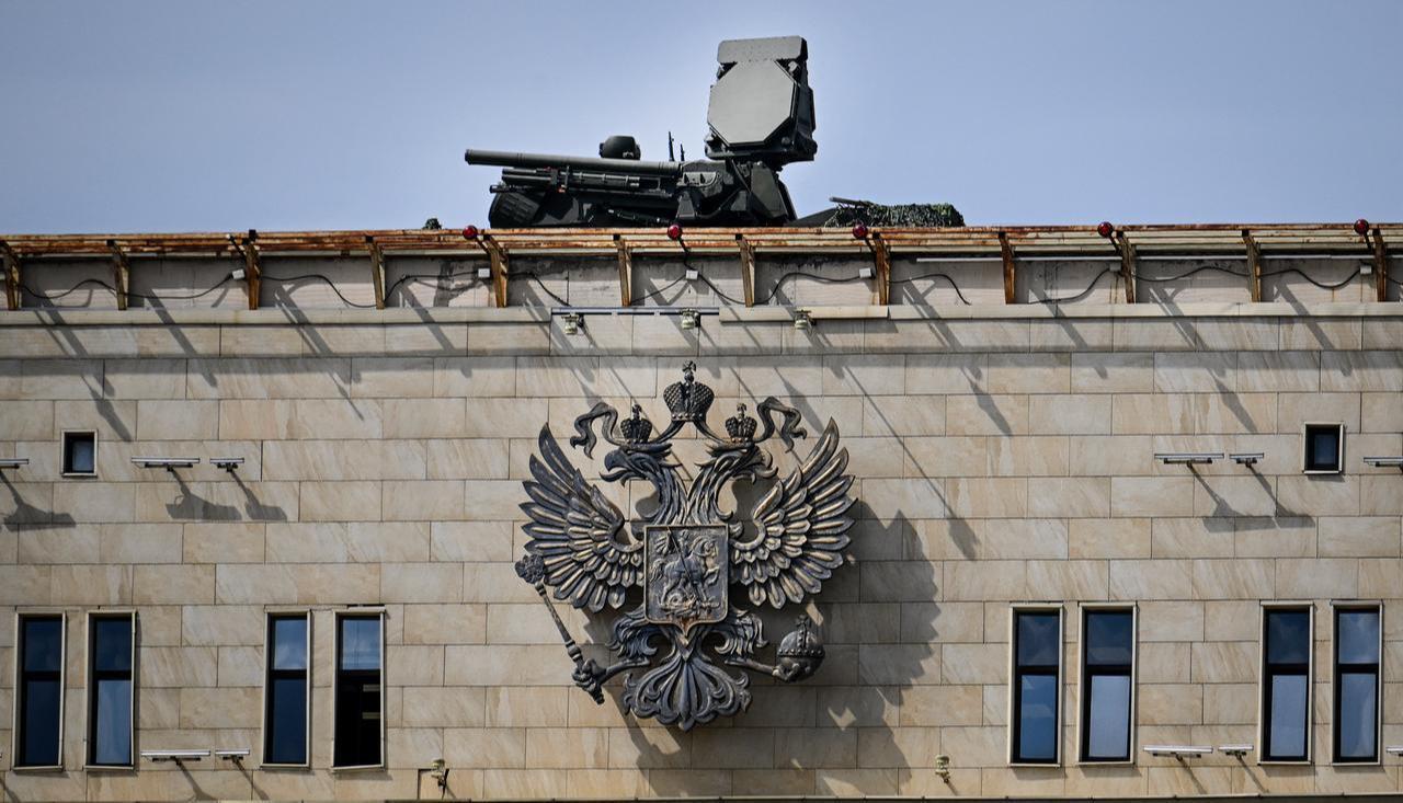 The Pantsyr S-1 air defense missile system (NATO name SA-22 Greyhound) is seen atop the Russian Defense Ministry headquarters in Moscow on May 5, 2026. (AFP Photo)