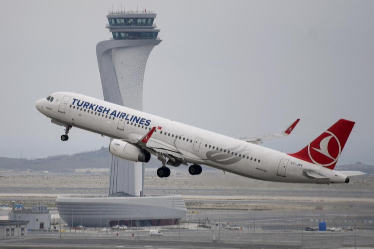 A Turkish Airlines Airbus A321 plane takes off in front of the control tower at Istanbul Airport in Istanbul, Türkiye, April 6, 2019. (AFP Photo)