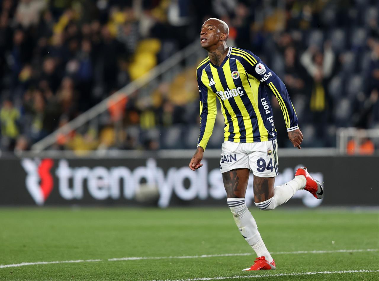 Fenerbahce players celebrate Anderson Talisca’s (94) goal during the Turkish Super Lig week 32 match between Fenerbahce and RAMS Basaksehir at Chobani Stadium in Istanbul, Türkiye, May 2, 2026. (AA Photo)