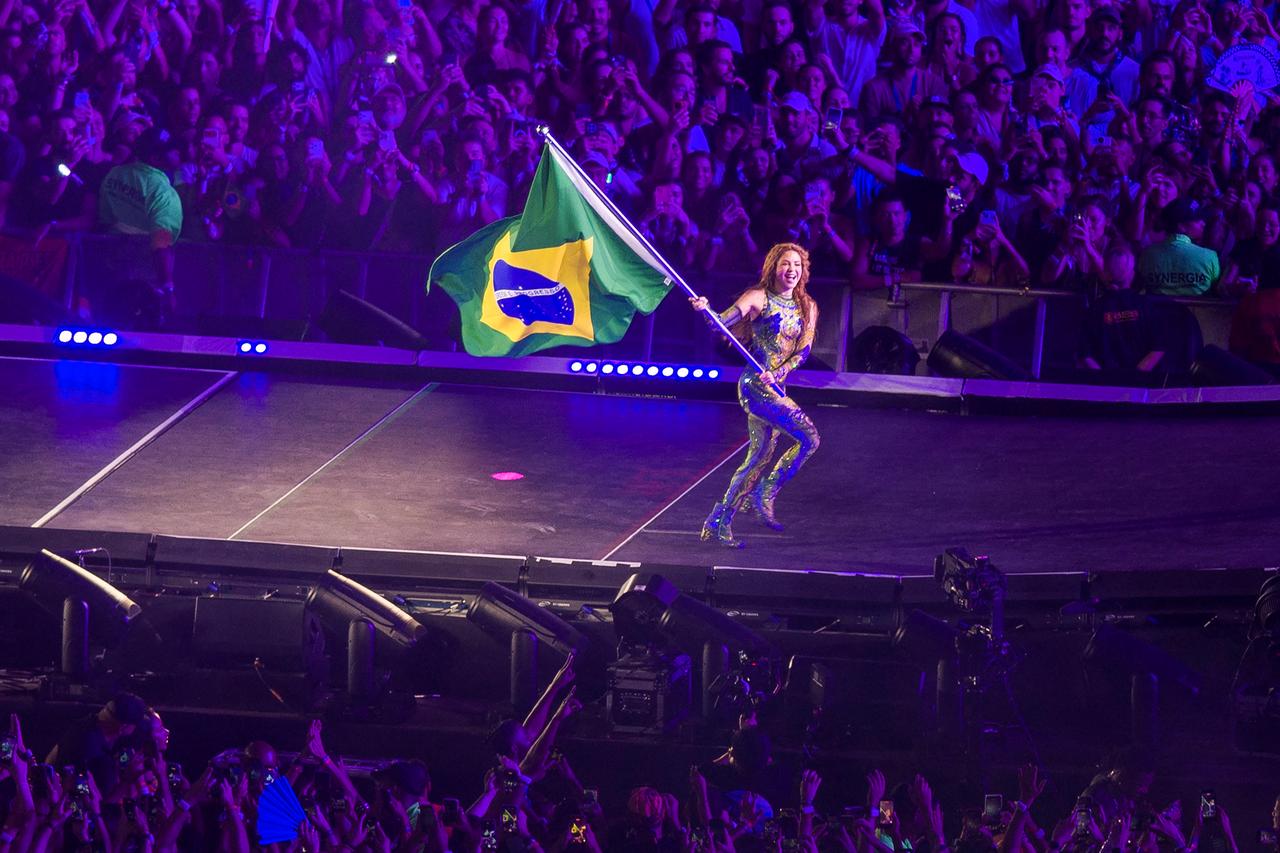 Colombian singer Shakira holds a Brazilian flag during her free concert at Copacabana Beach in Rio de Janeiro, Brazil, on May 2, 2026. (AFP Photo)