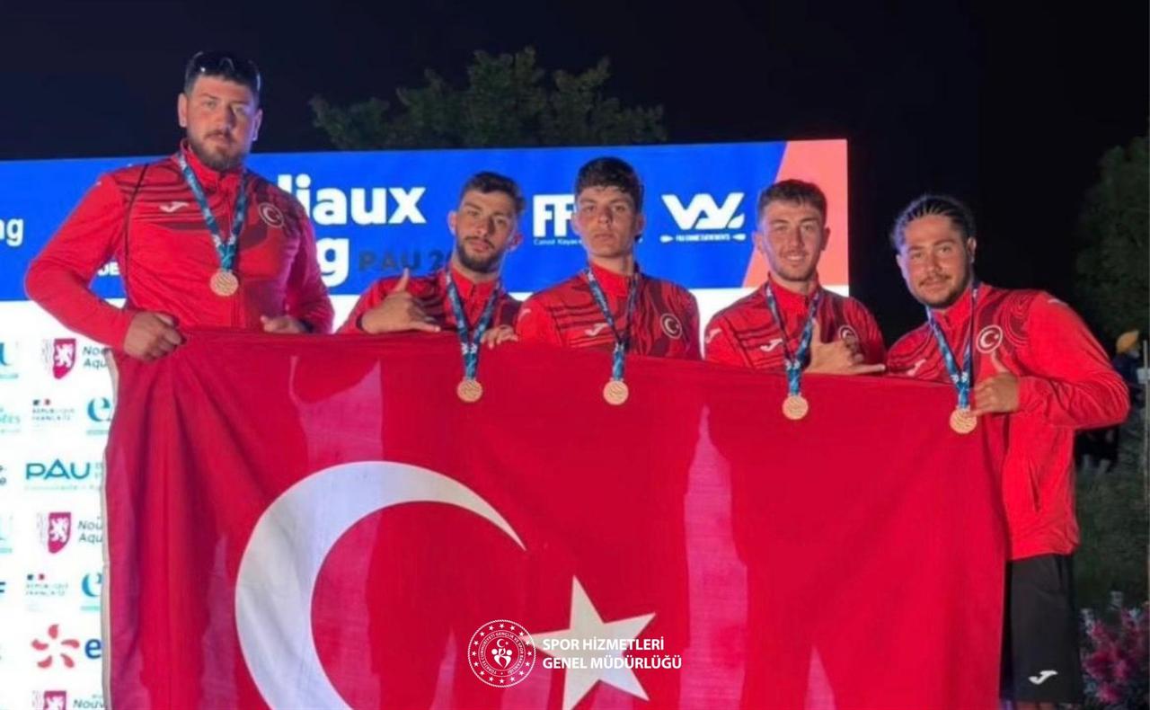 Türkiye’s national canoeing team celebrates a proud podium finish, showcasing their medals and unity on the international stage (Photo via X / @Kanoturk)