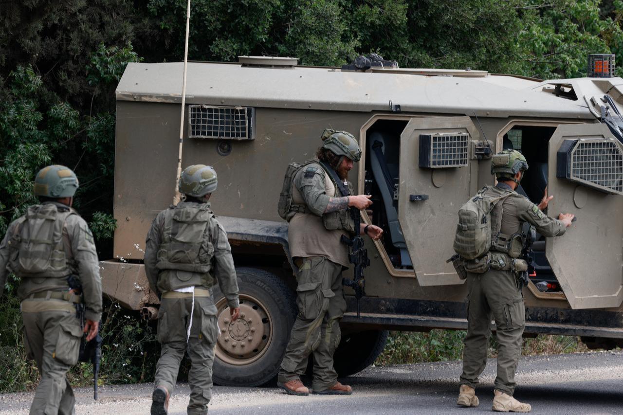 Israeli soldiers react after taking cover near the Israel-Lebanon border following a Hezbollah drone attack that hit the northern border,May 19, 2026. (AFP Photo)
