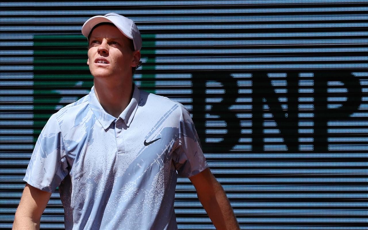 Italy's Jannik Sinner reacts during his men's singles match against Argentina's Juan Manuel Cerundolo on day 5 of the French Open tennis tournament on Court Philippe-Chatrier at the Roland-Garros Complex in Paris, May 28, 2026. (AFP Photo)