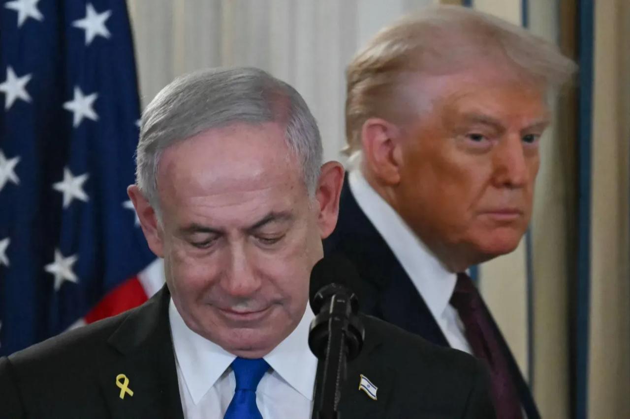 US President Donald Trump and Israeli Prime Minister Benjamin Netanyahu (L) arrive for a press conference in the State Dining Room of the White House in Washington, DC, September 29, 2025. (AFP Photo)