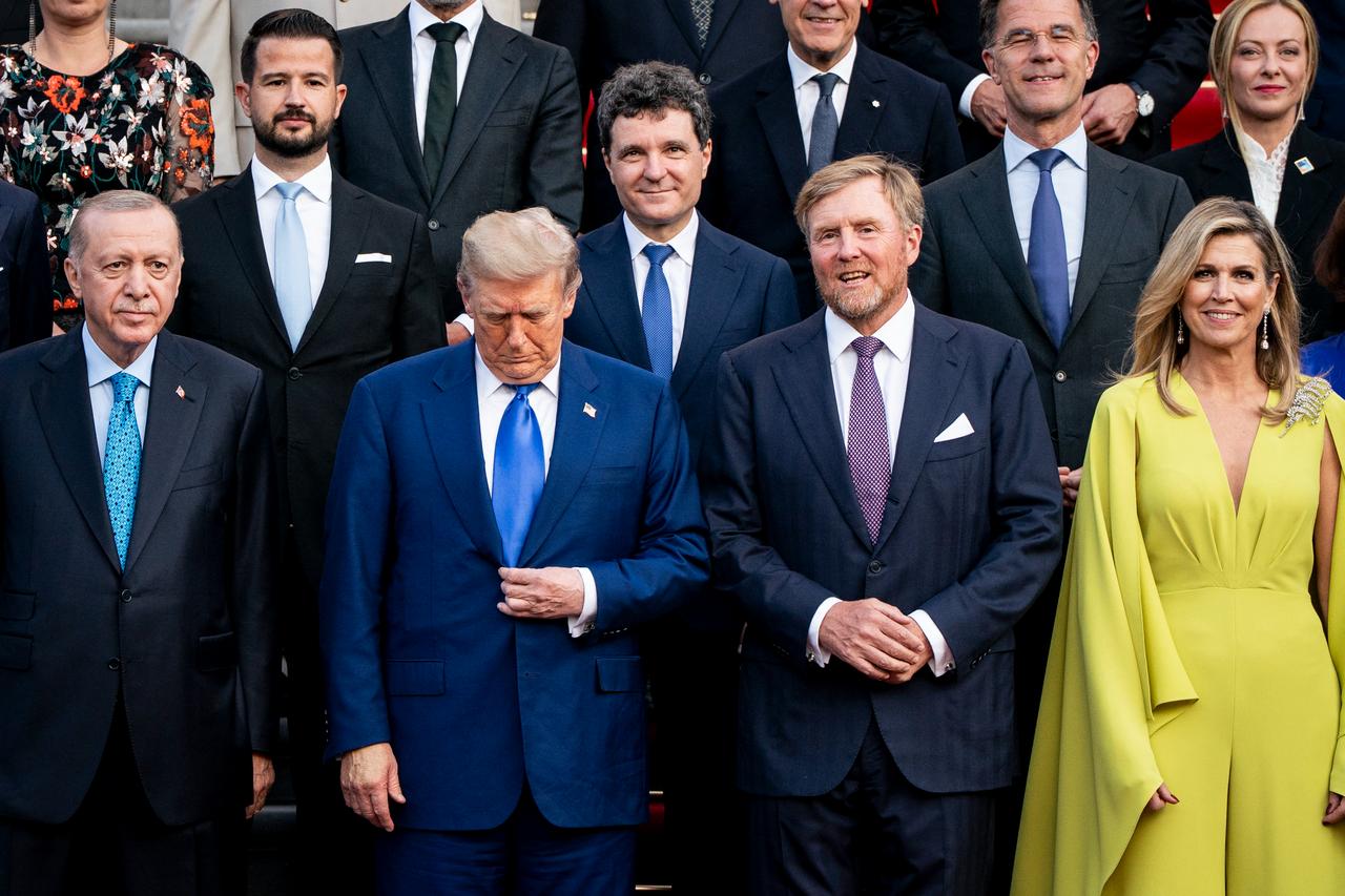 President Recep Tayyip Erdogan (L), US President Donald Trump (2ndL), NATO Secretary General Mark Rutte  (Rear 2ndR) pose for a family photo at the 'Huis ten Bosch' Royal Palace during a NATO Heads of State and Government summit in The Hague, on June 24, 2025. (AFP Photo)