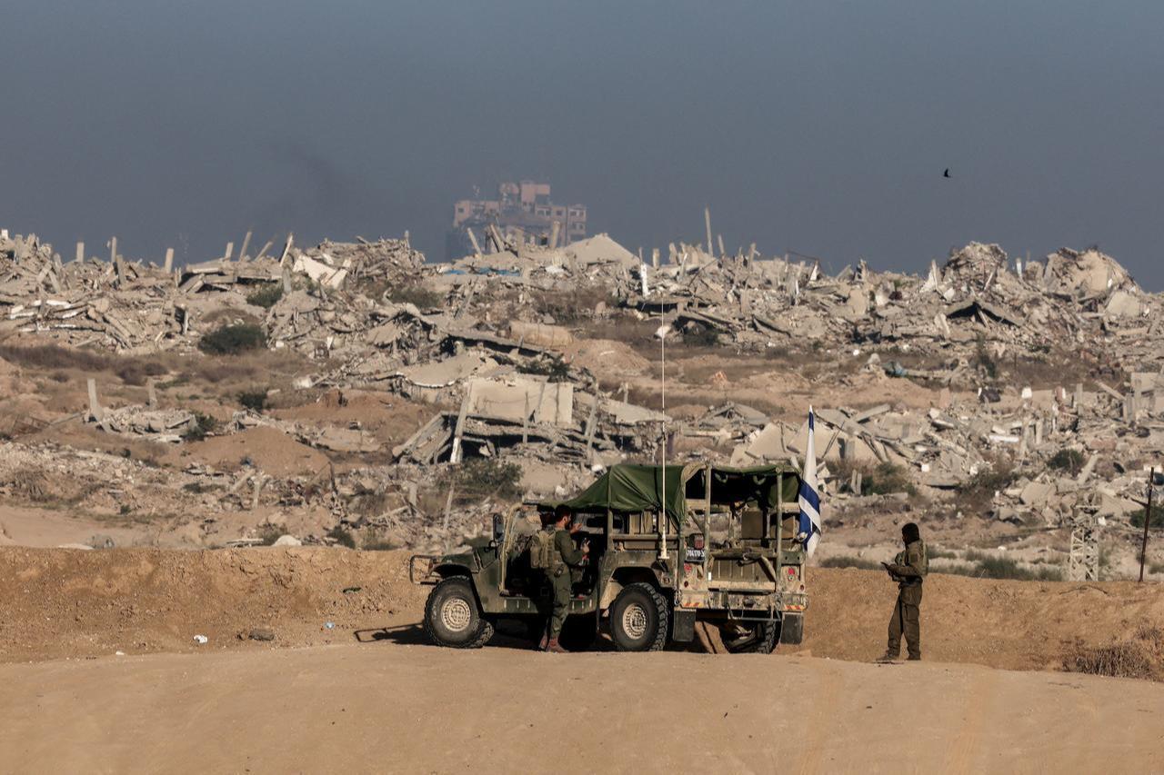 Israeli soldiers take up a position near the Israel–Gaza border fence on October 30, 2025. (AFP Photo)
