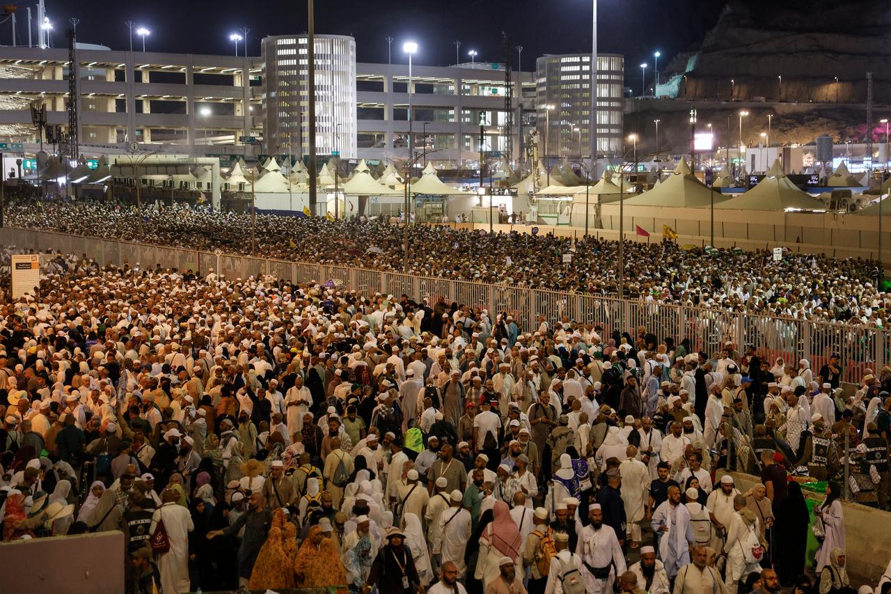 Muslim pilgrims pray after performing the symbolic  "stoning of the devil" during their Hajj pilgrimage in Mina Province of Makkah, Saudi Arabia, on May 27, 2026. (AFP Photo)