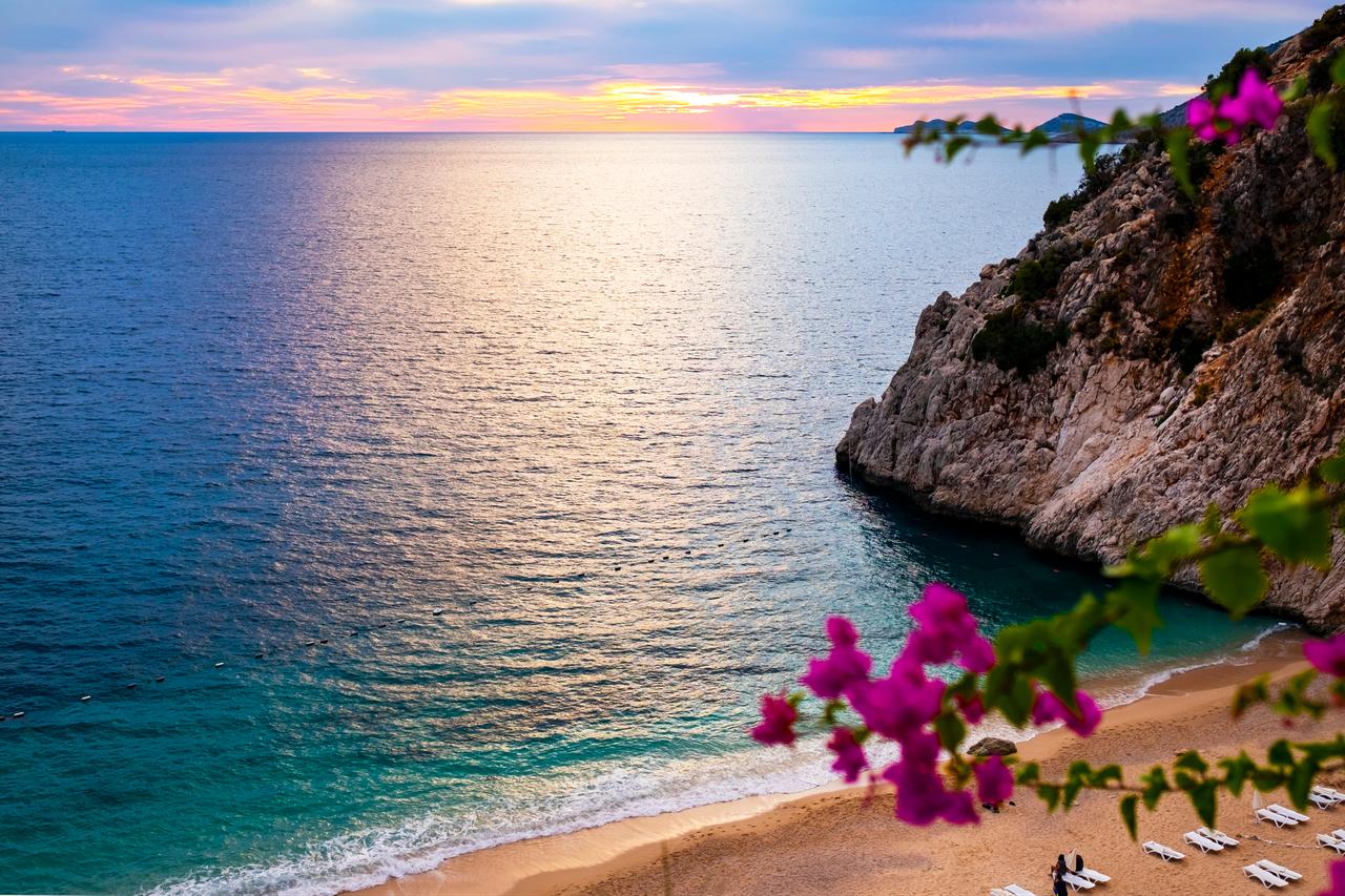 Sunset in Kaputas beach in Antalya, Türkiye. (Adobe Stock Photo)