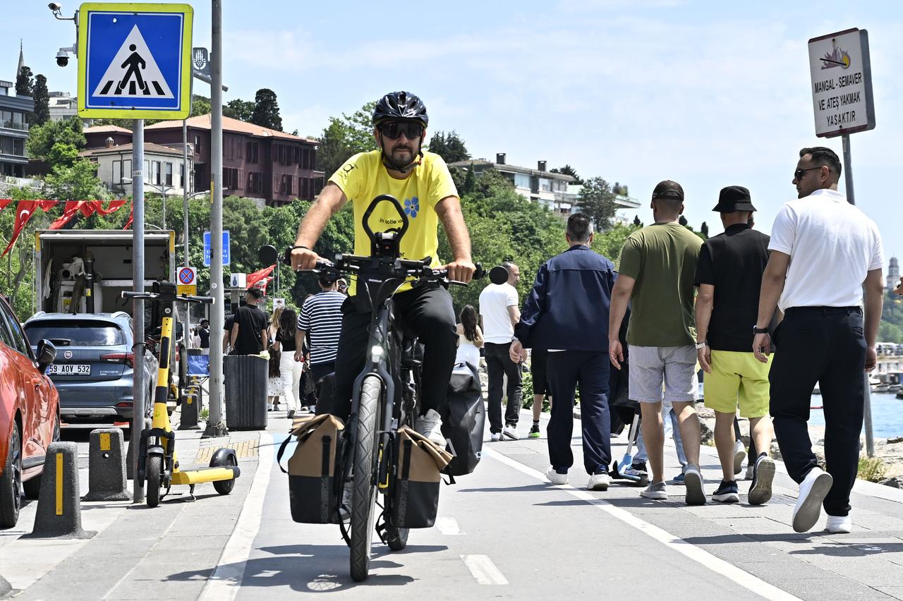 Semih Gurbuz cycling through Uskudar Bay upon arrival to Istanbul. (AA Photo)
