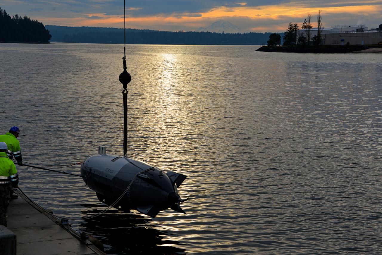 Sailors conduct training with the Navy’s newest Large Unmanned Undersea Vehicle (LUUV), the Anduril Dive-LD, in Keyport, Washington, Dec. 11, 2024. (Photo via U.S. Navy)