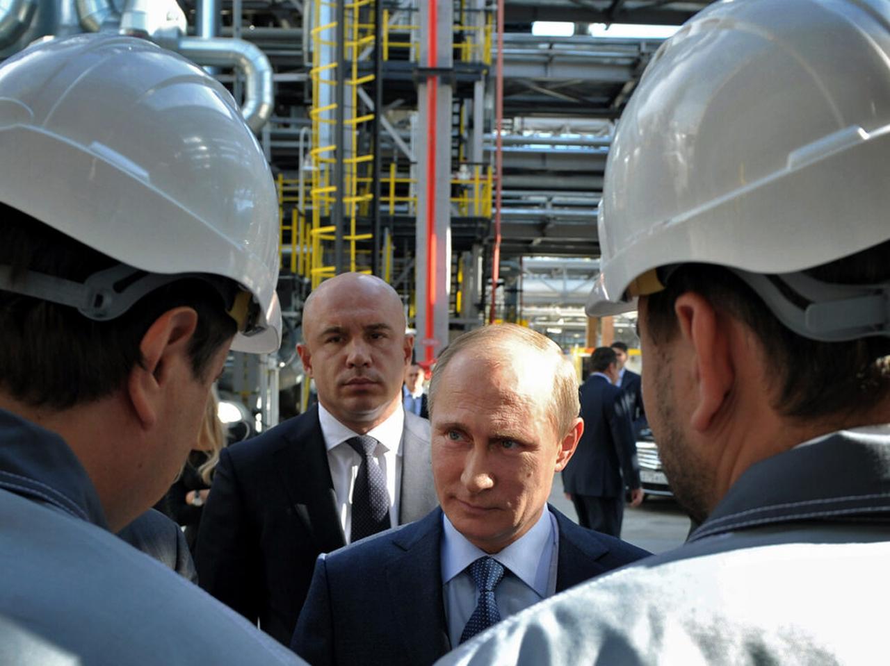 Russia's President Vladimir Putin (C) visits a refinery of Russian oil giant Rosneft in the Black Sea port of Tuapse in southern Russia, on October 11, 2013.  (AFP Photo)