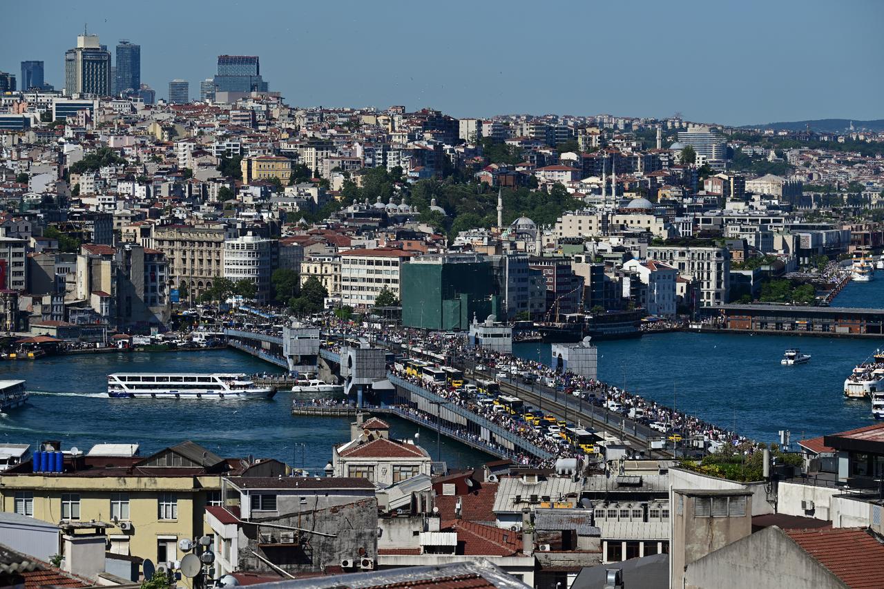 Istanbul Governorship closes major roads in Beyoglu and Sisli, suspending Taksim metro