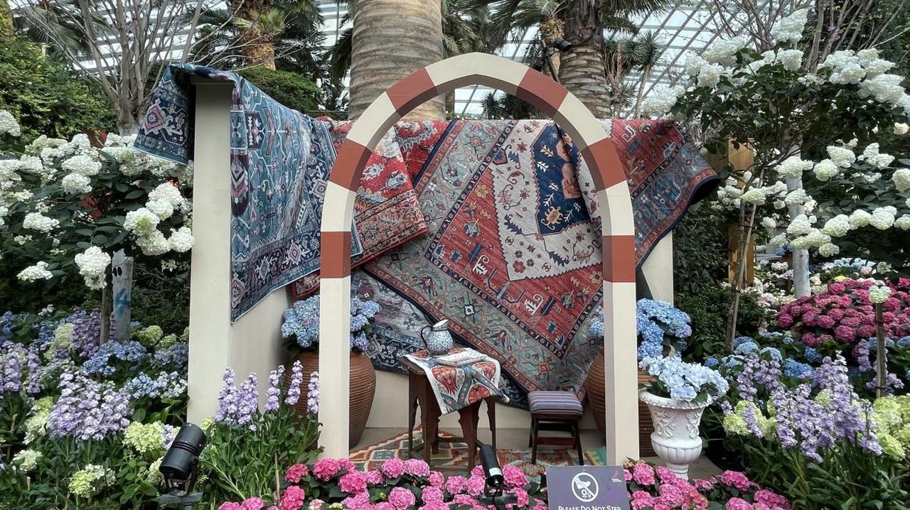 Traditional Turkish carpets and copper art framed by an architectural arch at the "Blue Beauties" exhibition in Singapore's Gardens by the Bay. (AA Photo)