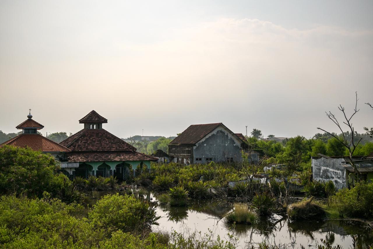 Submerged mosque and house next to the Lapindo mud embankment, Porong, Sidoarjo, East Java province on May 29, 2026. (AFP Photo)