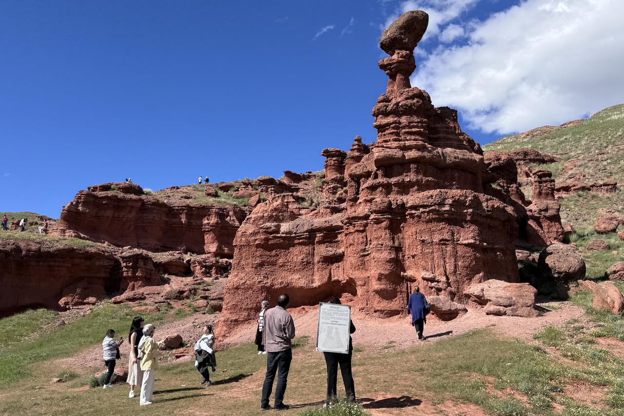 Red valleys draw growing crowds to Narman Fairy Chimneys in eastern Türkiye