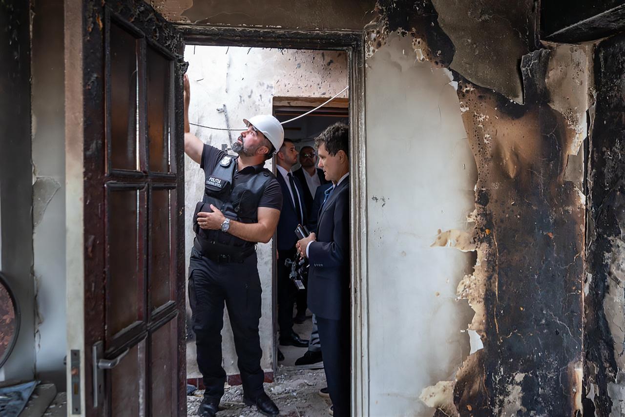 Romanian Presidential Administration shows Romania's President Nicusor Dan (R) visiting the apartment block that was struck by a drone wounding two people in Galati on May 29, 2026. (AFP Photo)