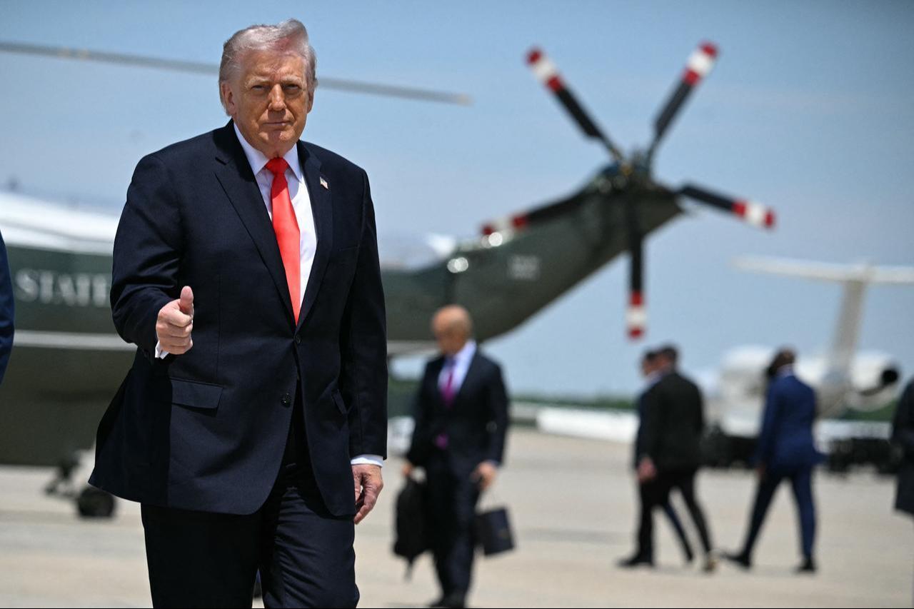 US President Donald Trump flashes a thumbs up while walking to board Air Force One at Joint Base Andrews, Maryland, May 1, 2026. (AFP Photo)