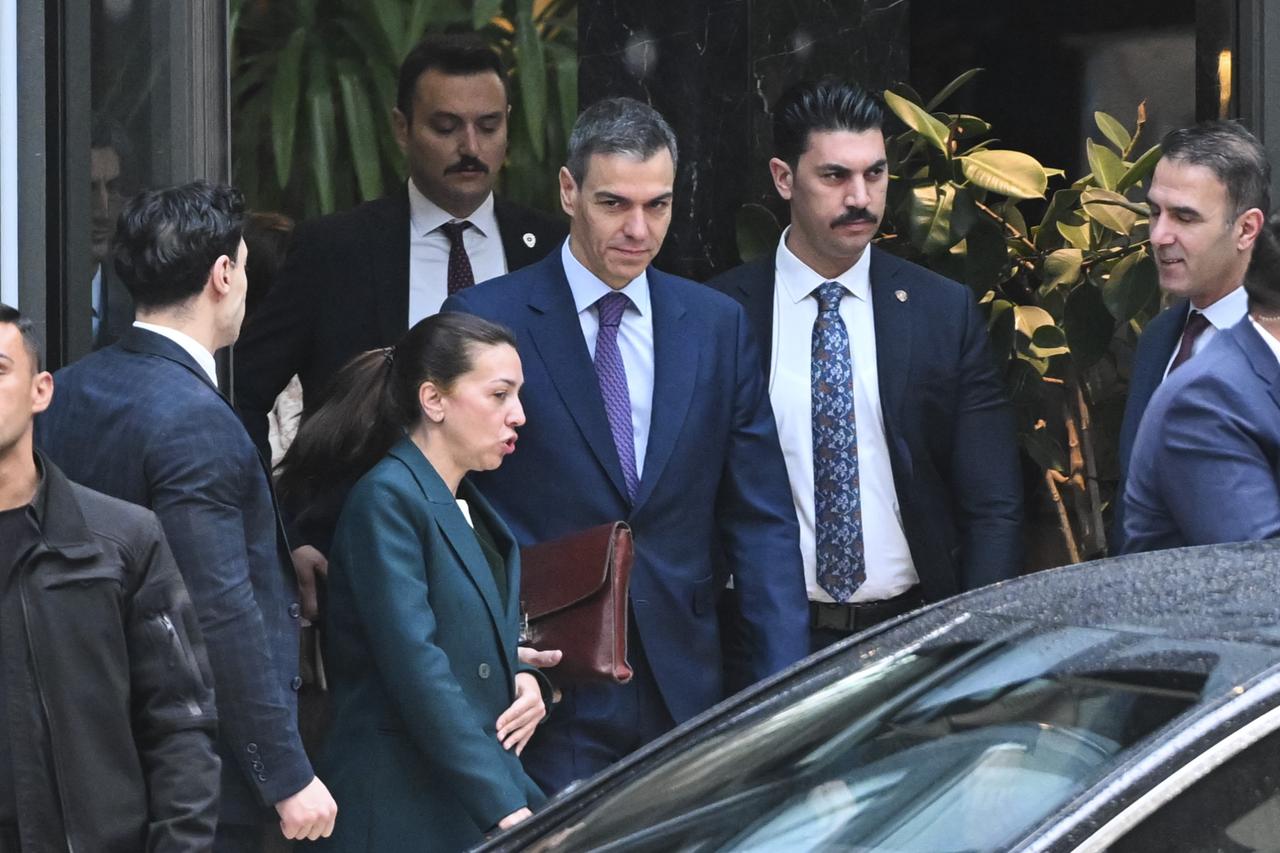 Spanish PM Sanchez leaves Ankara after plane makes emergency landing