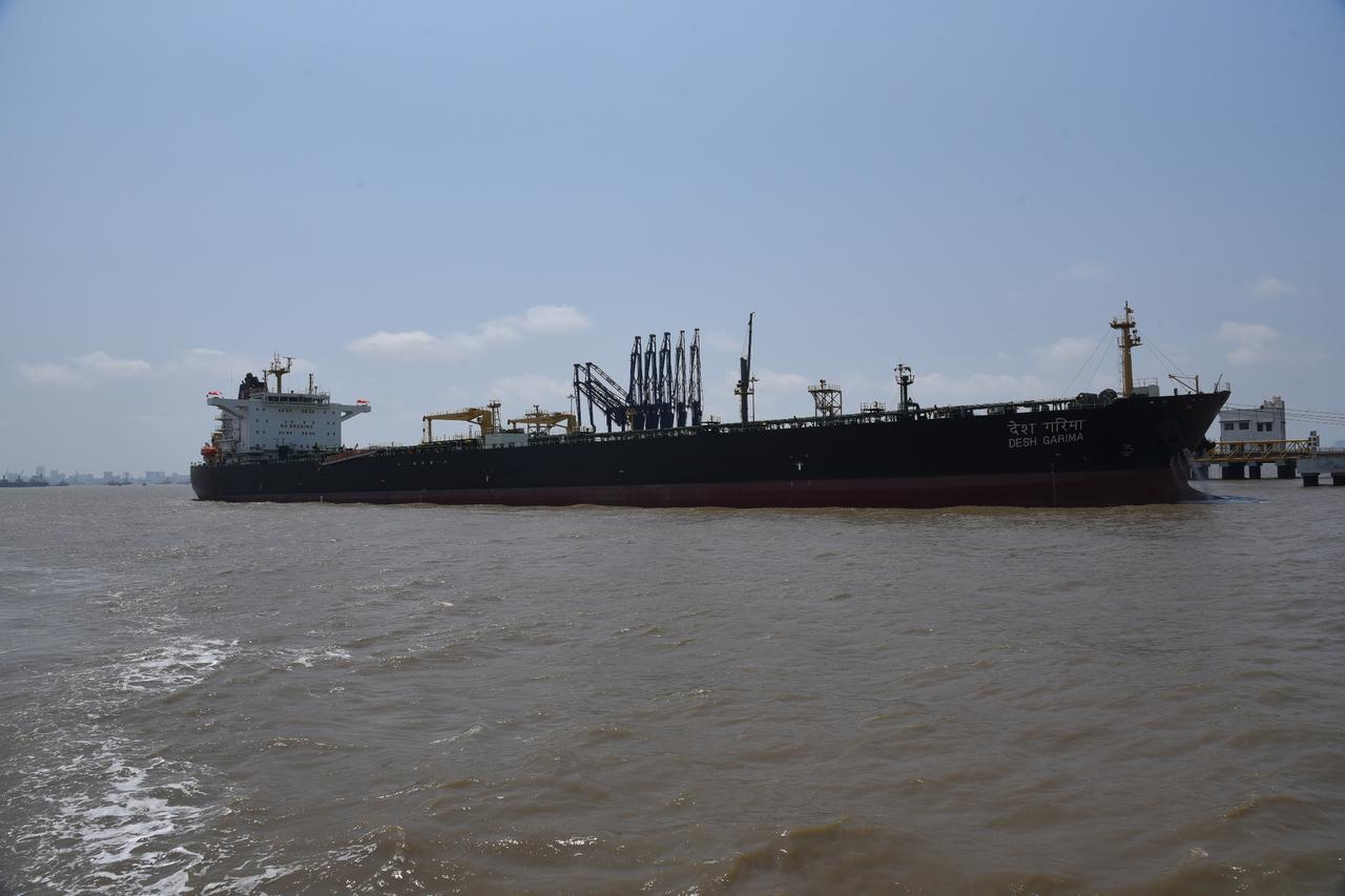 Unknown projectiles strike tankers near UAE's Fujairah 