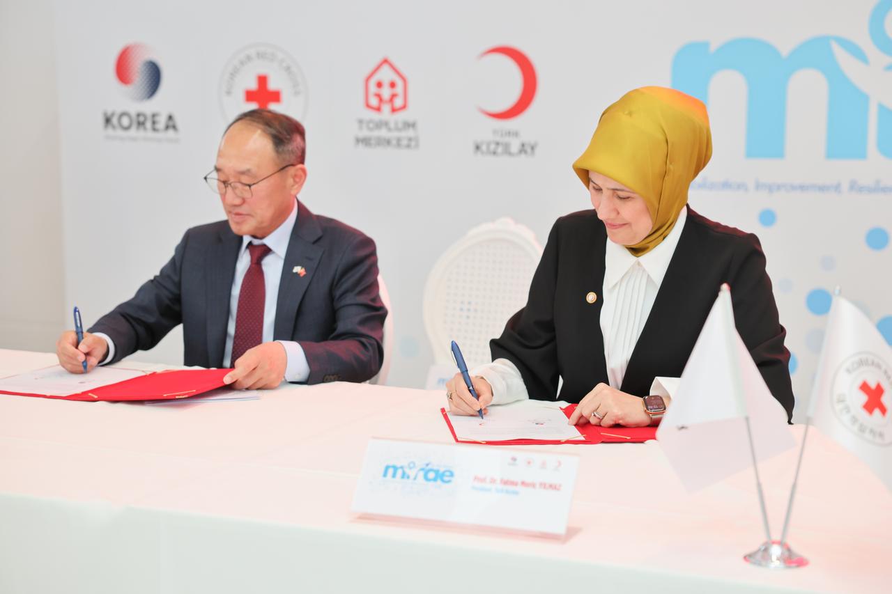 Turkish Red Crescent President Fatma Meric Yilmaz and a Korean Red Cross representative sign a joint statement during the launch of the MIRAE humanitarian program in Ankara. (Photo via Turkish Red Crescent)