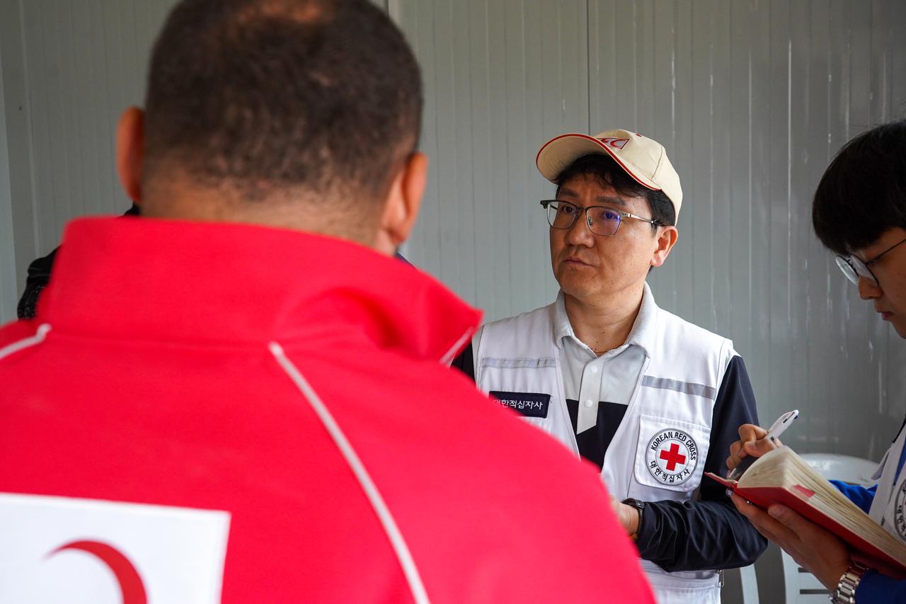 Representatives of the Korean Red Cross and Turkish Red Crescent hold a field discussion as part of the joint humanitarian support program in Türkiye. (Photo via Turkish Red Crescent)
