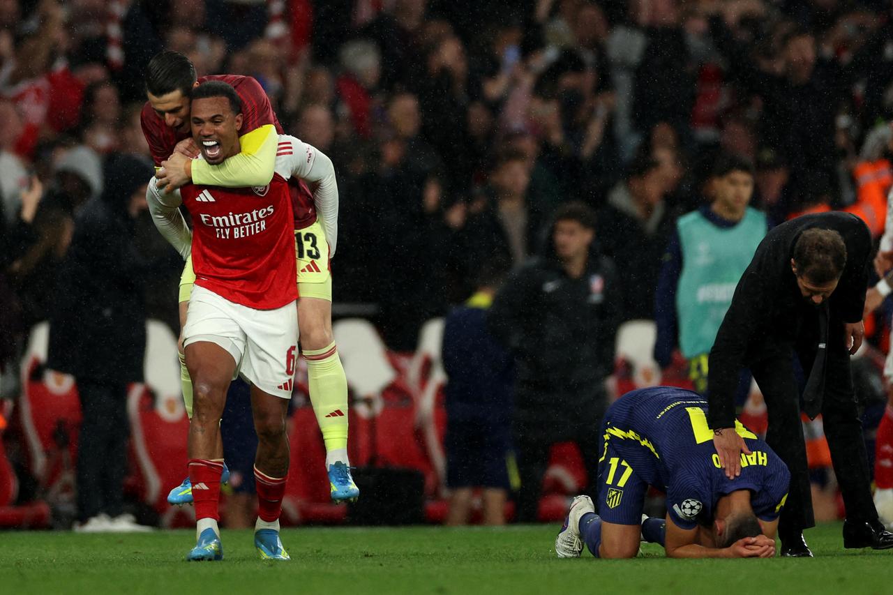 Gabriel Magalhaes (#06) and Kepa Arrizabalaga (#13) celebrate Arsenal’s success, while Diego Simeone consoles David Hancko following Atletico Madrid’s defeat in the UEFA Champions League semi-final second leg at Emirates Stadium in north London, May 5, 2026. (AFP Photo)