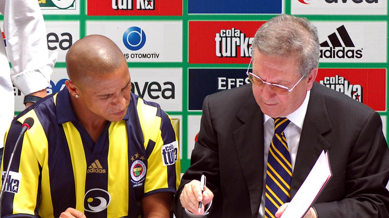 Aziz Yildirim (R) attends the signing ceremony of Brazilian footballer Roberto Carlos (L) at Fenerbahce Sukru Saracoglu Stadium in Istanbul, Türkiye, June 19, 2007. (AA Photo)