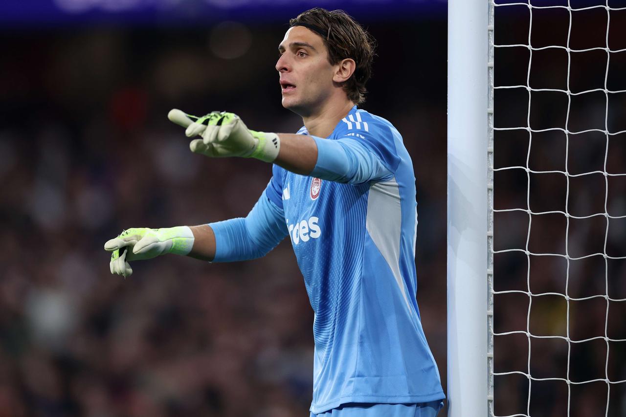 Fenerbahce put Olympiacos keeper Tzolakis on shortlist as Ederson replacement: Report