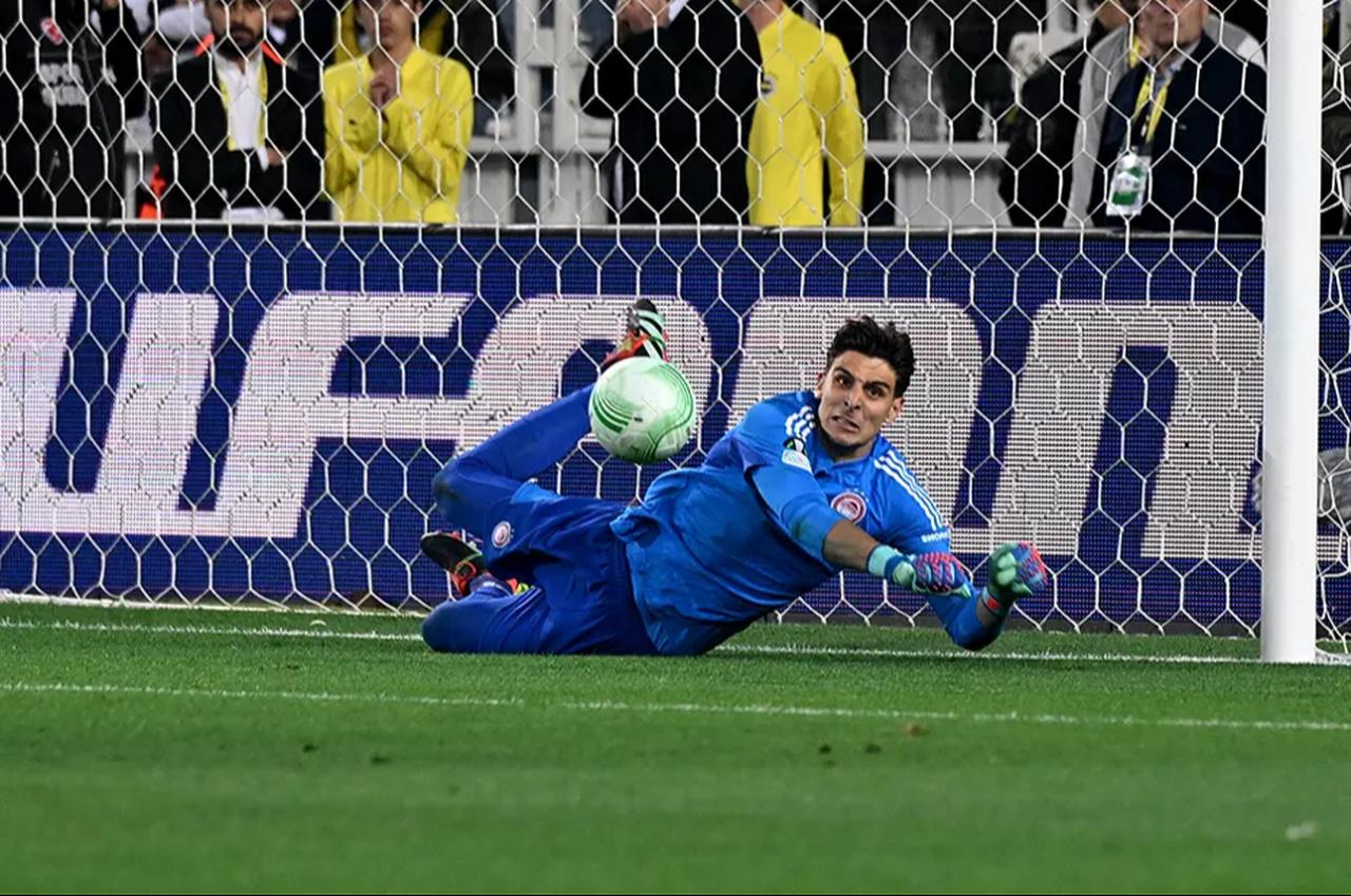 Olympiacos goalkeeper Konstantinos Tzolakis saves a penalty during the UEFA Europa Conference League quarterfinal second leg against Fenerbahce at Sukru Saracoglu Stadium in Istanbul, Türkiye, April 18, 2024. (AA Photo)