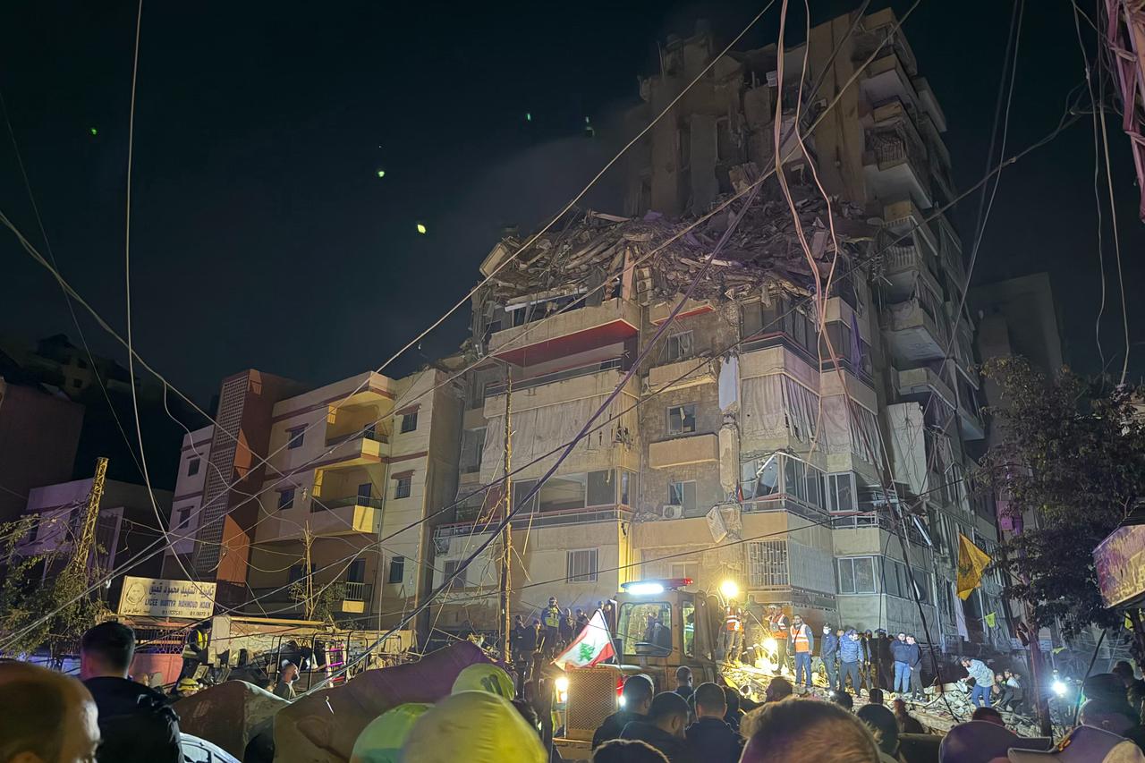 People gather at the site of an Israeli airstrike that targeted Beirut’s southern suburbs Haret Hreik neighborhood, Lebanon, May 6, 2026. (AFP Photo)