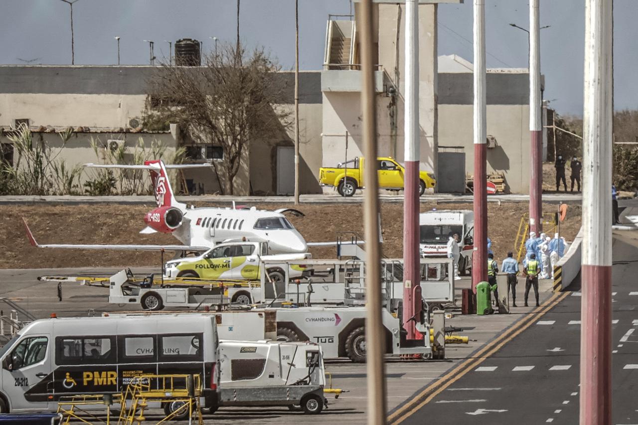 Health personnel evacuating passengers from the cruise ship MV Hondius are seen at the Nelson Mandela International Airport of Praia, the capital of Cape Verde, May 6, 2026. (AFP Photo)