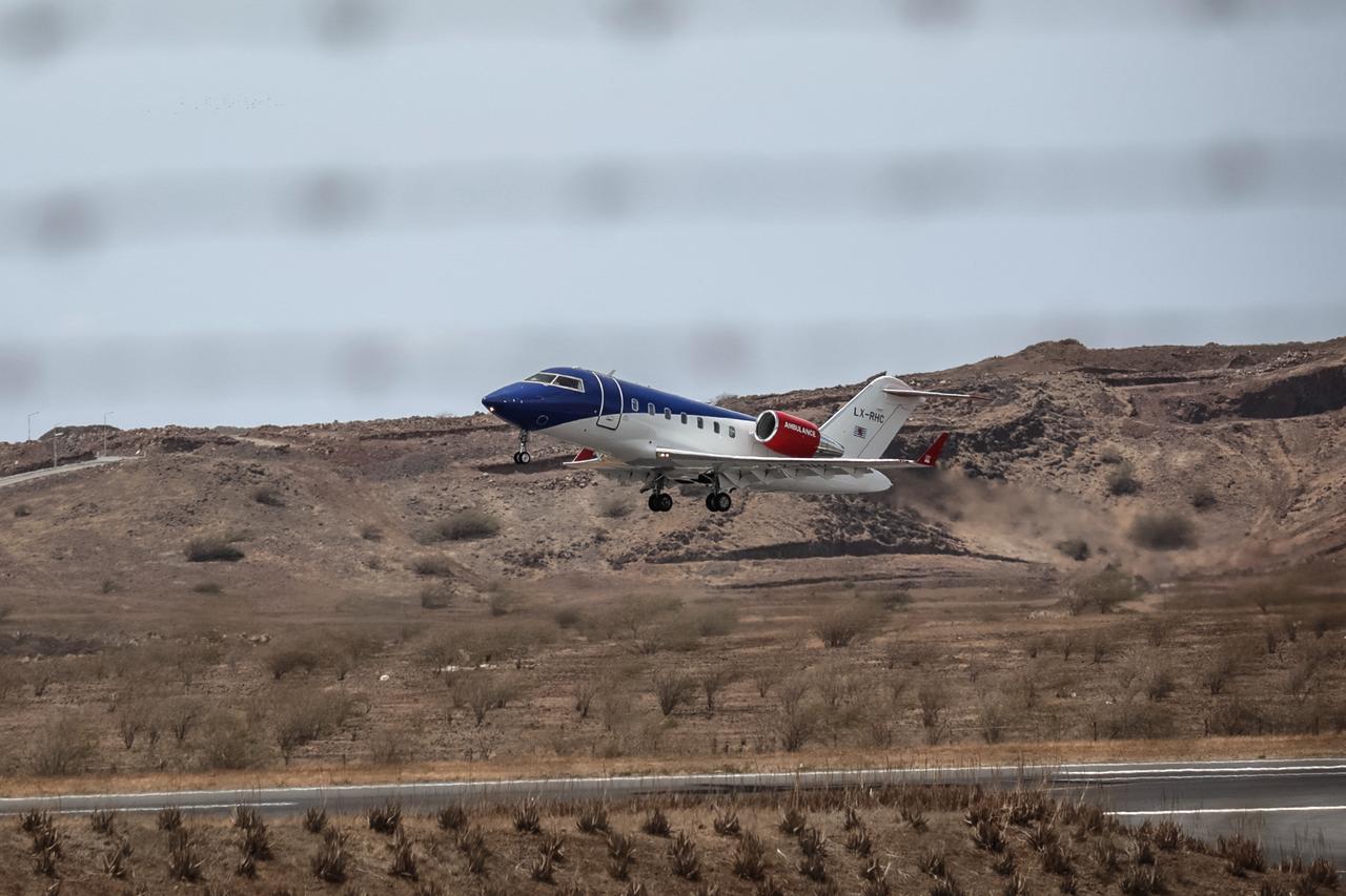 A plane carrying some of the people believed to be infected with hantavirus, passengers from the cruise ship MV Hondius, Praia, Cape Verde, May 6, 2026. (AFP Photo)