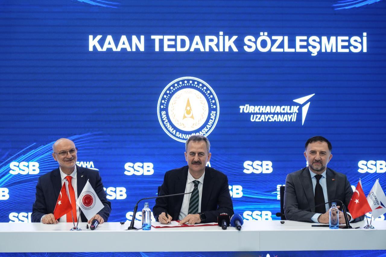 KAAN procurement contract was signed by SSB President Haluk Gorgun (C), TAI Chairman of the Board Omer Cihad Vardan (L) and TAI General Manager Mehmet Demiroglu (R). (AA Photo)