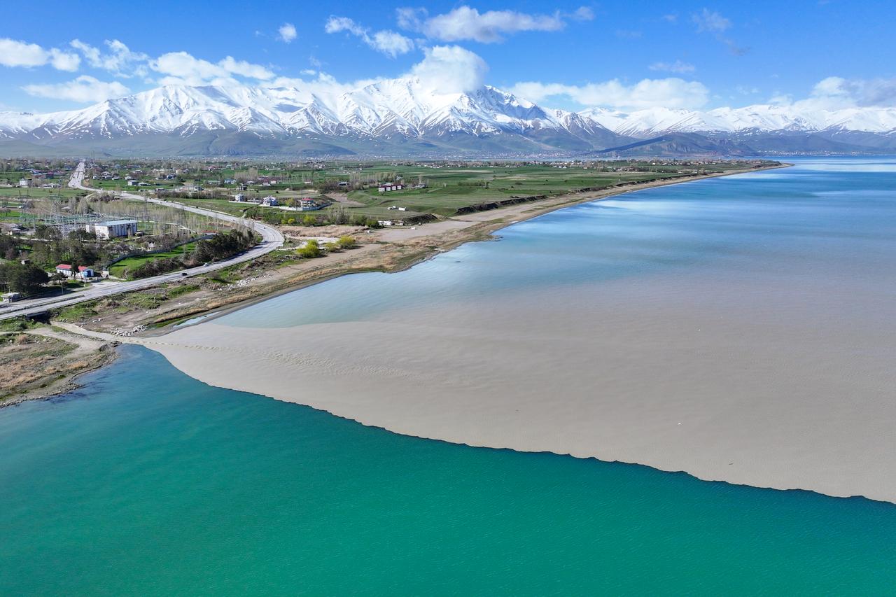 Türkiye’s largest lake shows stunning color change after rising waters