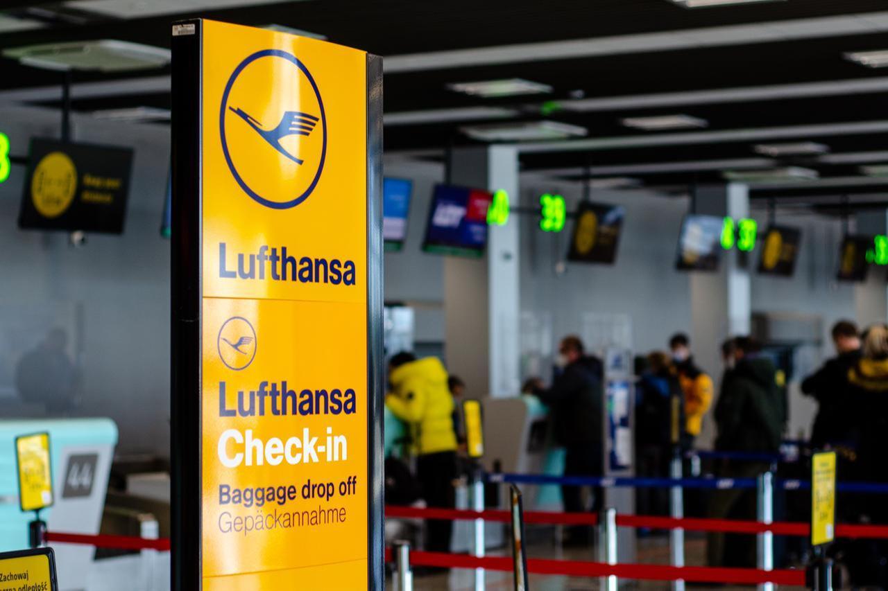 Photo shows Lufthansa check-in at the airport terminal, accessed on March 6, 2026. (Adobe Stock Photo)