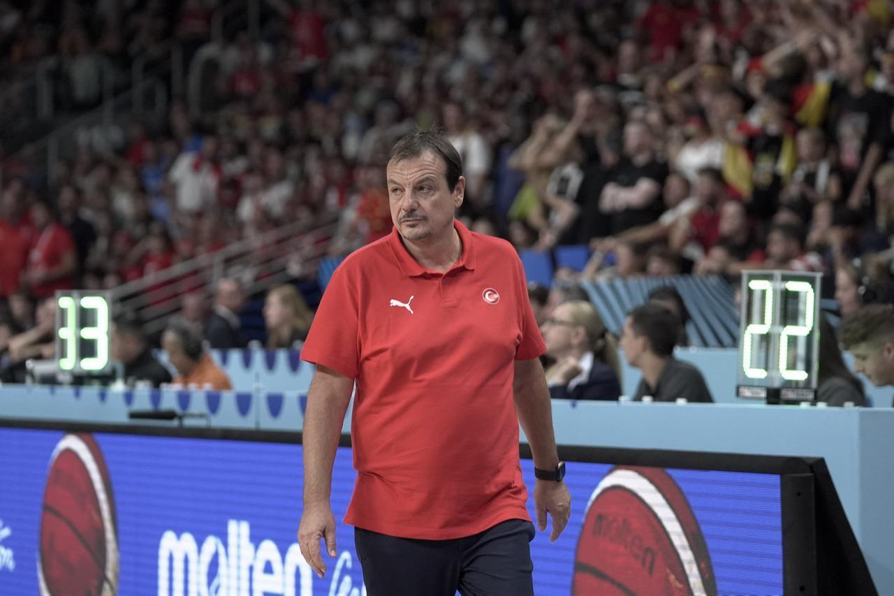 Head coach Ergin Ataman of Türkiye follows the 2025 European Basketball Championship (EuroBasket 2025) final match between Türkiye and Germany at the Arena Riga in Riga, Latvia, Sept. 14, 2025. (AA Photo)