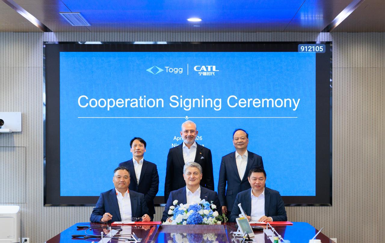 Togg Chairman Fuat Tosyali and CATL Chairman Robin Zeng attend a signing ceremony for the strategic cooperation agreement between Togg and CATL affiliate CAIT to jointly develop a B-segment EV platform in Istanbul, Türkiye, May 7, 2026. (AA Photo)