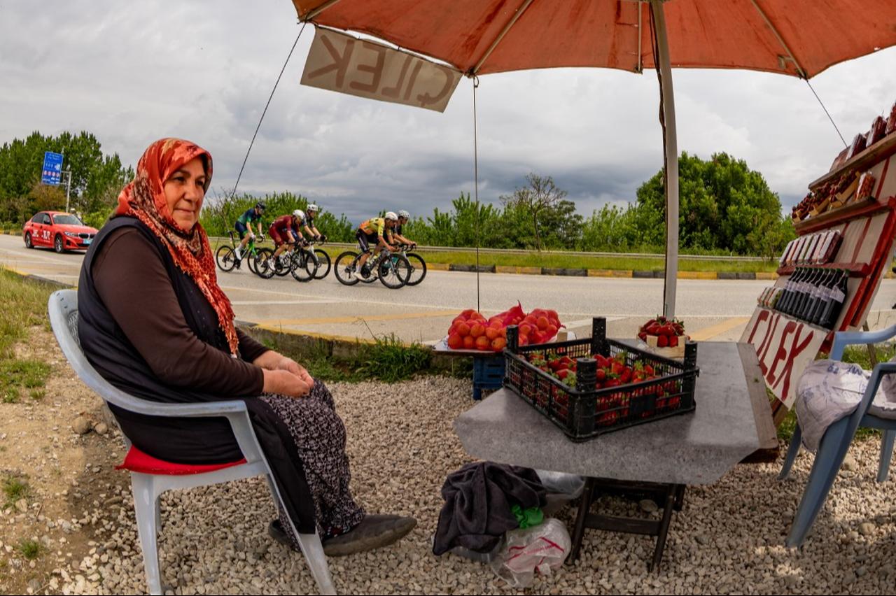 Local vendors watch the race from the roadside as the peloton passes through rural Türkiye, April 2026. (Photo via Tour of Türkiye)